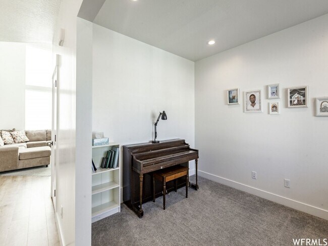 Building Photo - Spacious Open Floor Plan Available Soon!