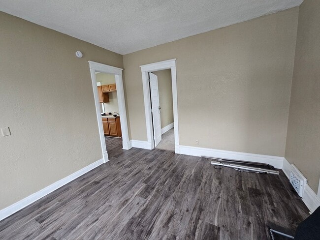 Building Photo - 1ST MONTH RENT FREE!!!