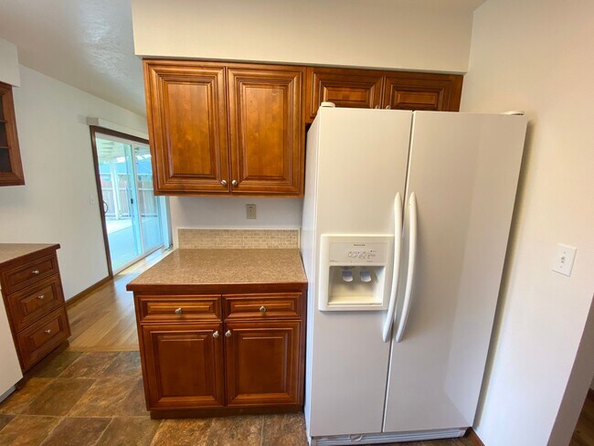 Building Photo - Price reduced! Nicely updated kitchen in t...