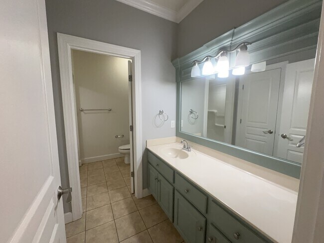 Building Photo - 3650 Victoria Dr