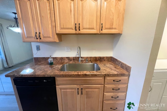 Building Photo - Updated 3 Bedroom Condo in South San Francisco