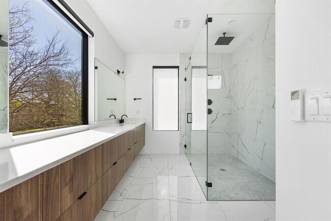 Building Photo - 2411 Winsted Ln