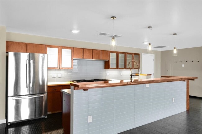 Building Photo - LARGE CUSTOM CONDO IN DOWNTOWN CHAMPAIGN