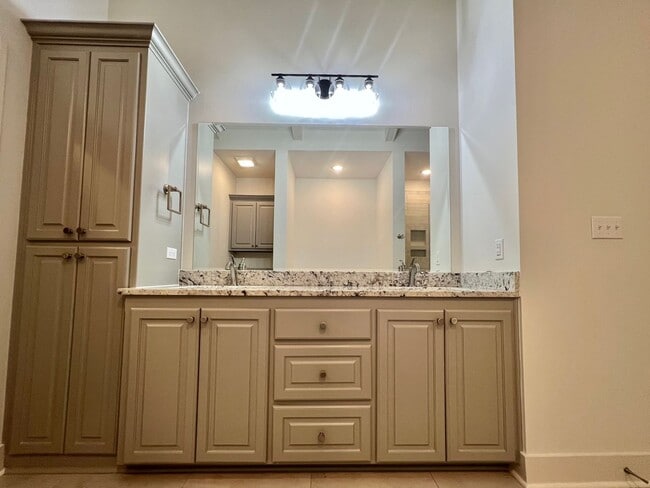 Building Photo - Spacious Two Bedroom Townhouse off Jeffers...