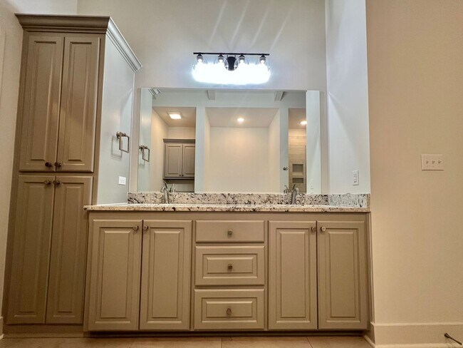 Building Photo - Spacious Two Bedroom Townhouse off Jefferson Hwy