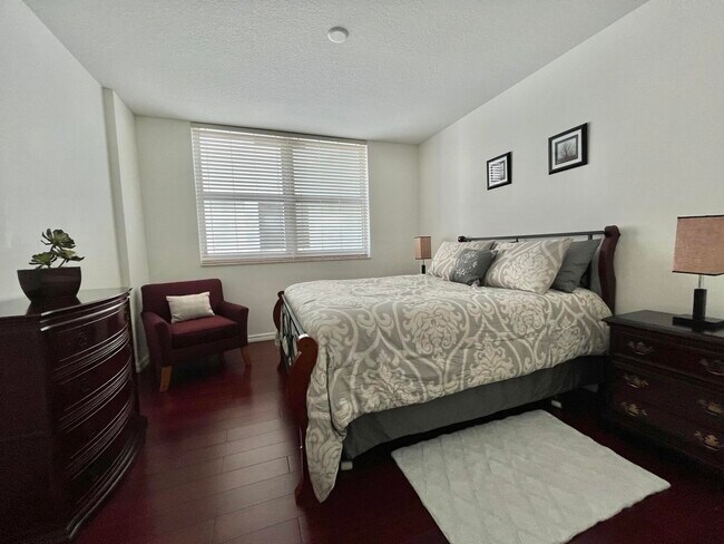 Building Photo - 347 N New River Dr E