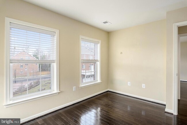 Building Photo - 10625 Legacy Ln
