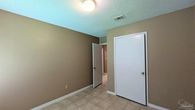 Building Photo - 8160 Stonebrook Dr
