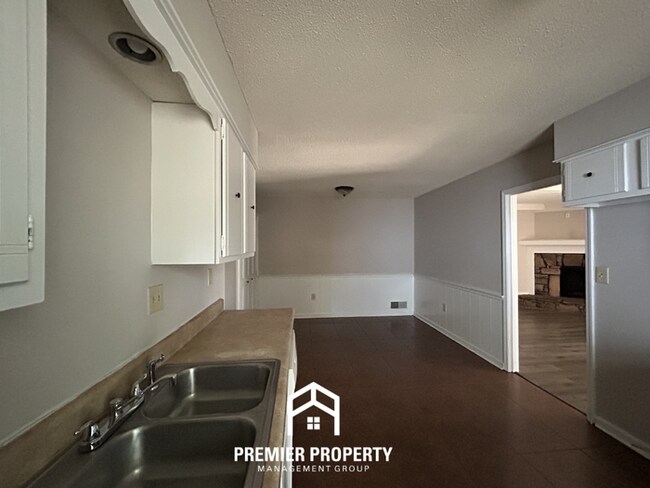 Building Photo - 3BR/2BA Memphis Rental with Attached 2-Car Garage & Hardwood Flooring