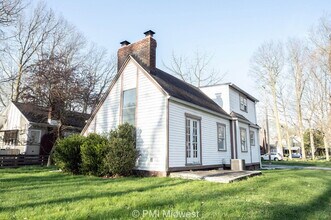 Building Photo - "Charming 3-Bedroom Haven with Spacious Li...