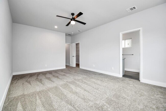 Building Photo - 3814 Lakewood Dr