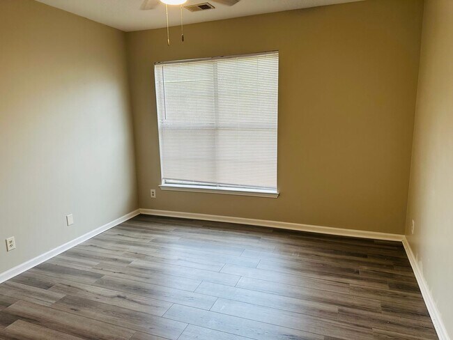 Building Photo - Beautiful Condo in Mount Pleasant!