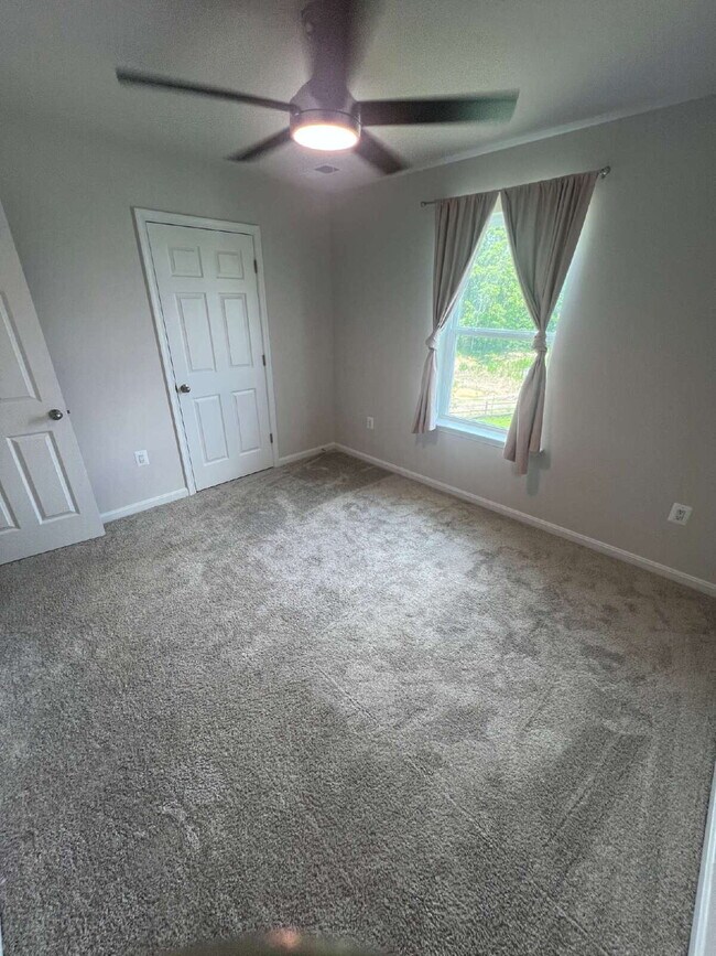 Building Photo - Spacious 3-Bedroom Rental in Sought-After ...