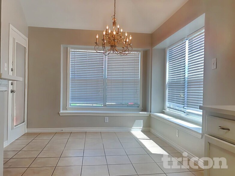 Building Photo - 5816 Greenmeadow Dr