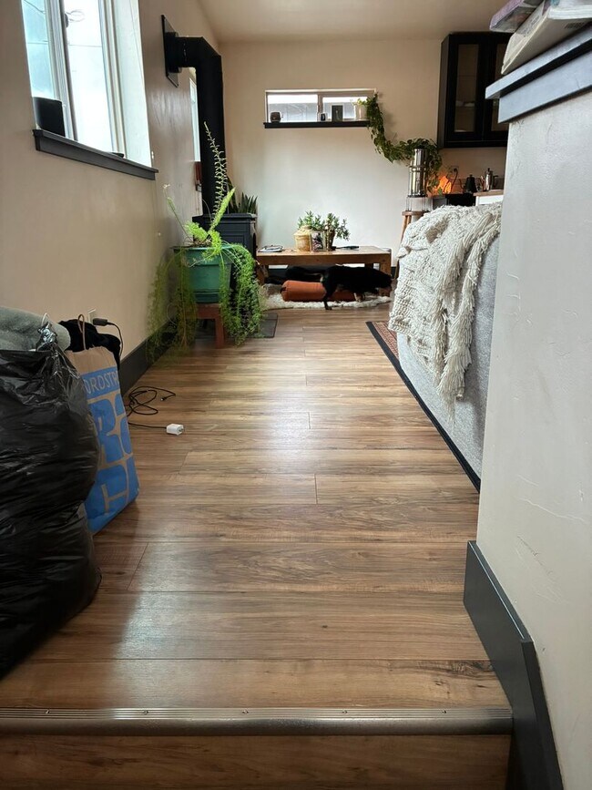 Building Photo - Charming and secluded Westside Bend apartment