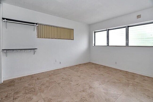 Building Photo - 1450 NE 170th St
