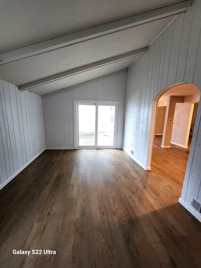 Building Photo - Spacious 3 Bedroom 2.5 Bath Townhome for RENT