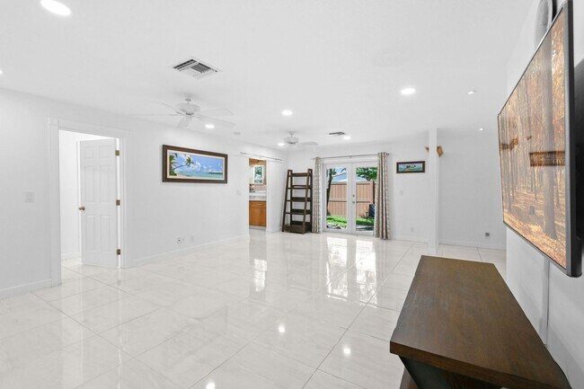 Building Photo - 244 Greymon Dr