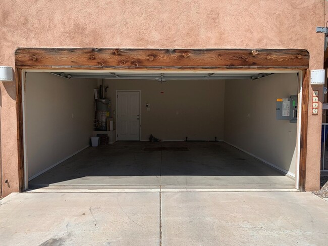 Building Photo - 3 bd / 2.5 bth / 2 car garage near UNM, CN...