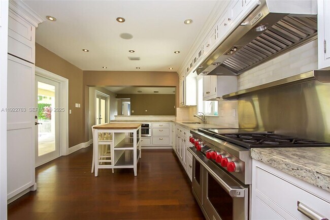 Building Photo - 1400 Alberca St