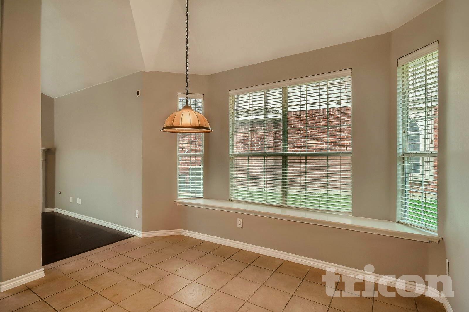 Building Photo - 2710 Hawthorne Dr