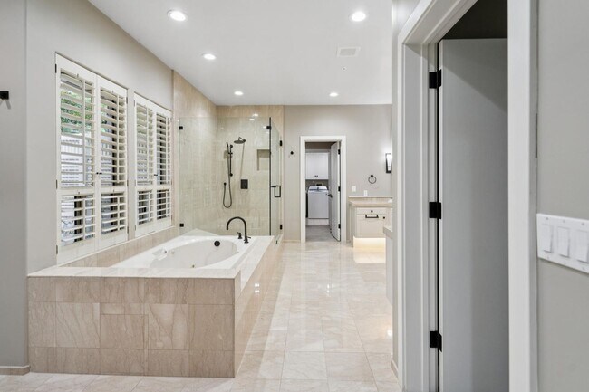 Building Photo - 651 Manresa Ln
