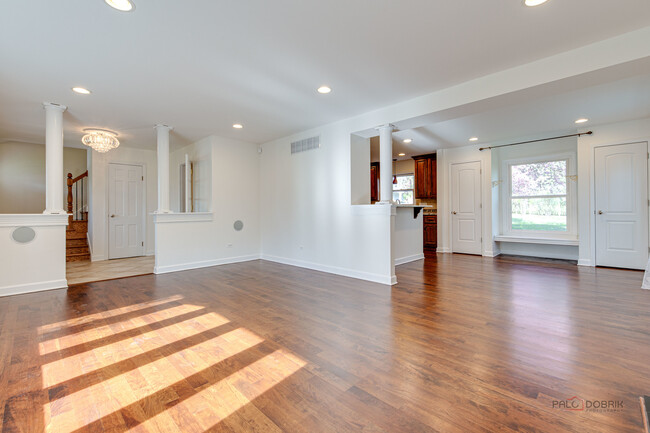 Building Photo - 813 Meadow Ln