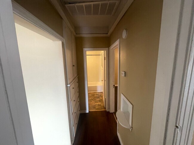 Building Photo - 2 bed 1 bath, laundry connections, large fenced yard, corner lot!