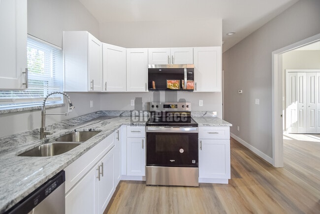 Building Photo - 2809 E Riverside Dr