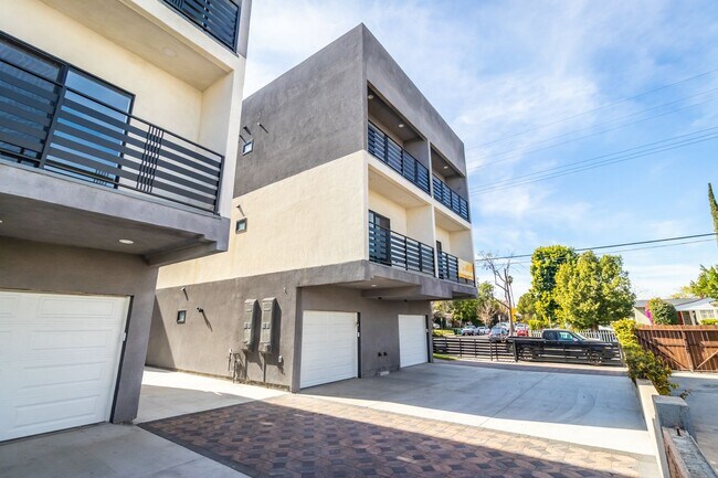 Building Photo - 5134 Riverton Ave