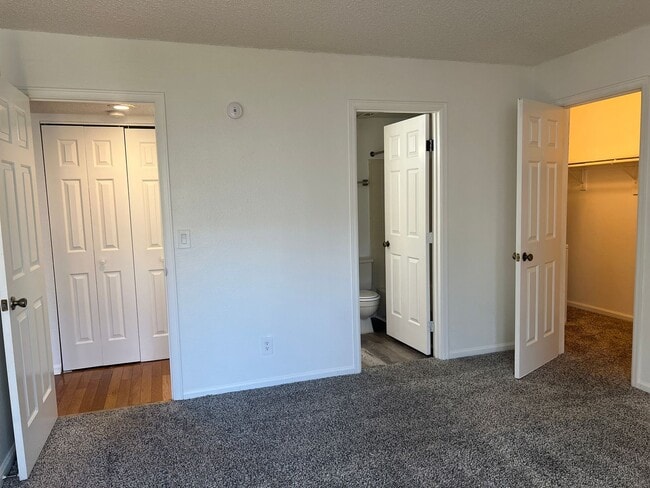 Building Photo - Spacious 3 Bed, 2 Full Bath Townhome near the Highline Canel!