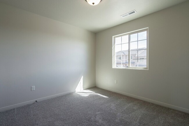 Building Photo - Townhome available in Millcreek Springs with a community pool!