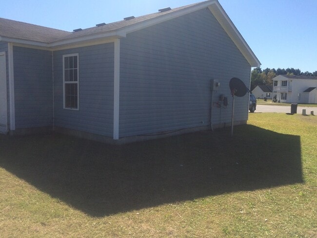 Building Photo - Beautiful Home with a Great Location In Town
