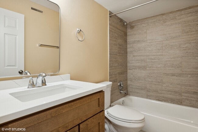 Building Photo - 224 W Ct of Shorewood