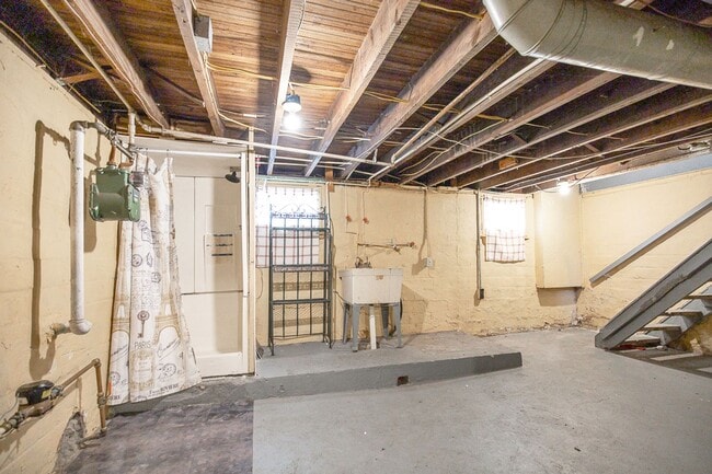 Building Photo - 2 BED 1 BATH SINGLE FAMILY HOME IN EUCLID!