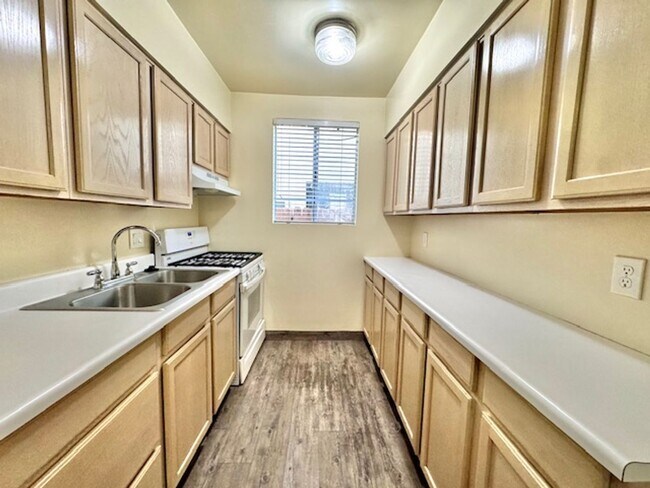 Building Photo - Downstairs, One Bedroom Apartment located ...