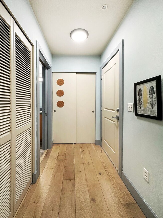 Building Photo - 1bd/1ba Seattle Condo