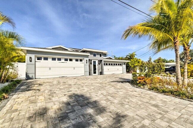 Building Photo - 2122 W Vina Del Mar Blvd