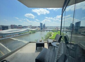 Building Photo - Three Bedroom - RiverHouse Condo!