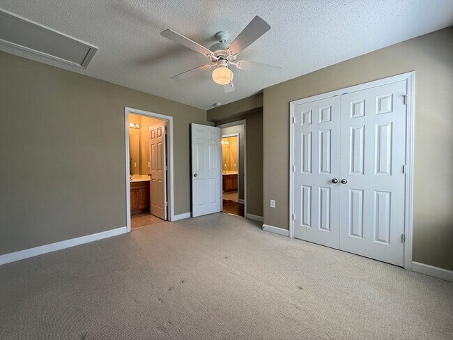 Building Photo - 1860 Crest Hollow Dr