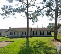 Building Photo - 304 Carriage Ln