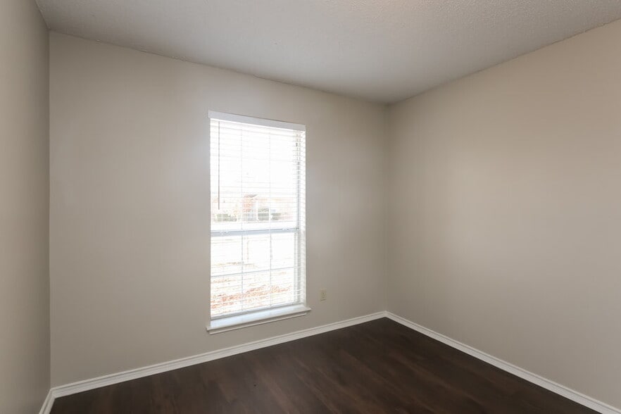 Building Photo - 2524 Park Valley Dr