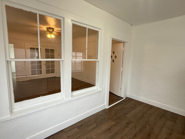 Building Photo - 1 Bedroom 1 Bath Duplex!