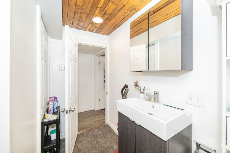 Building Photo - 1074 E 460 S St