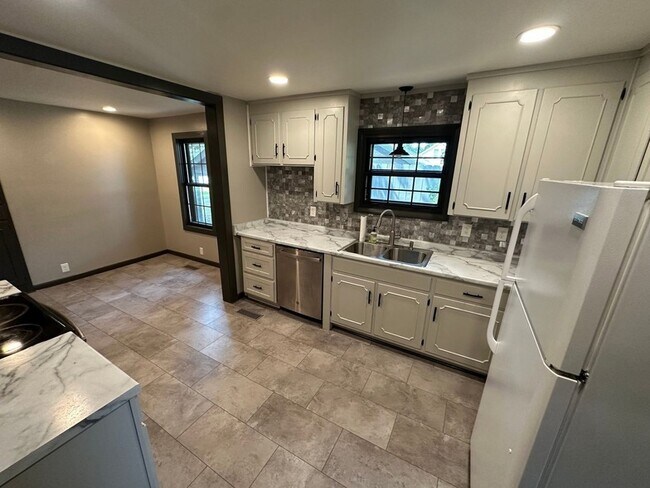 Building Photo - 408 Spence Ln