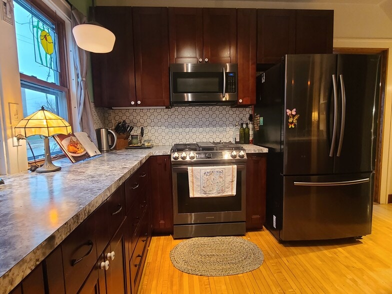 Kitchen - 528 19th Ave NE