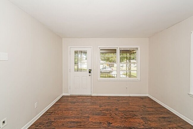 Building Photo - $1,199! 3Bed/ 1 Bath House! North of Birmingham! Save 50% off the first full month's rent. Apply ...