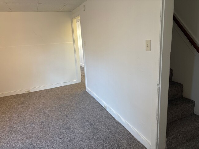 Building Photo - Spacious 4 Bedroom, 1.5 Bath House With Yard-York City SD