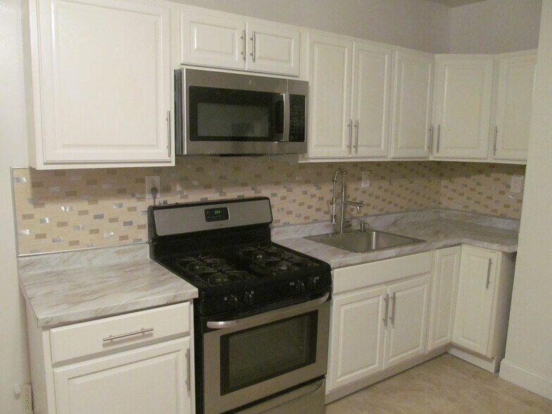 Kitchenette-pic 4 - 307 N 7th St