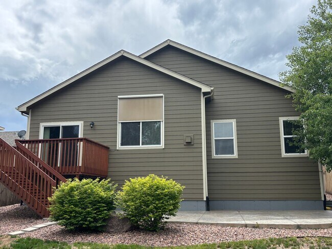 Building Photo - 5 Bedroom, 3 Bathroom Single-Family Home w...